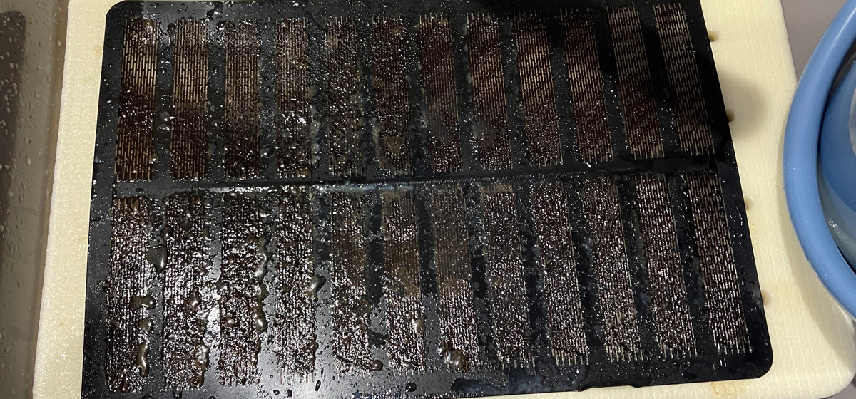 換気扇フィルターの油汚れ（Before）