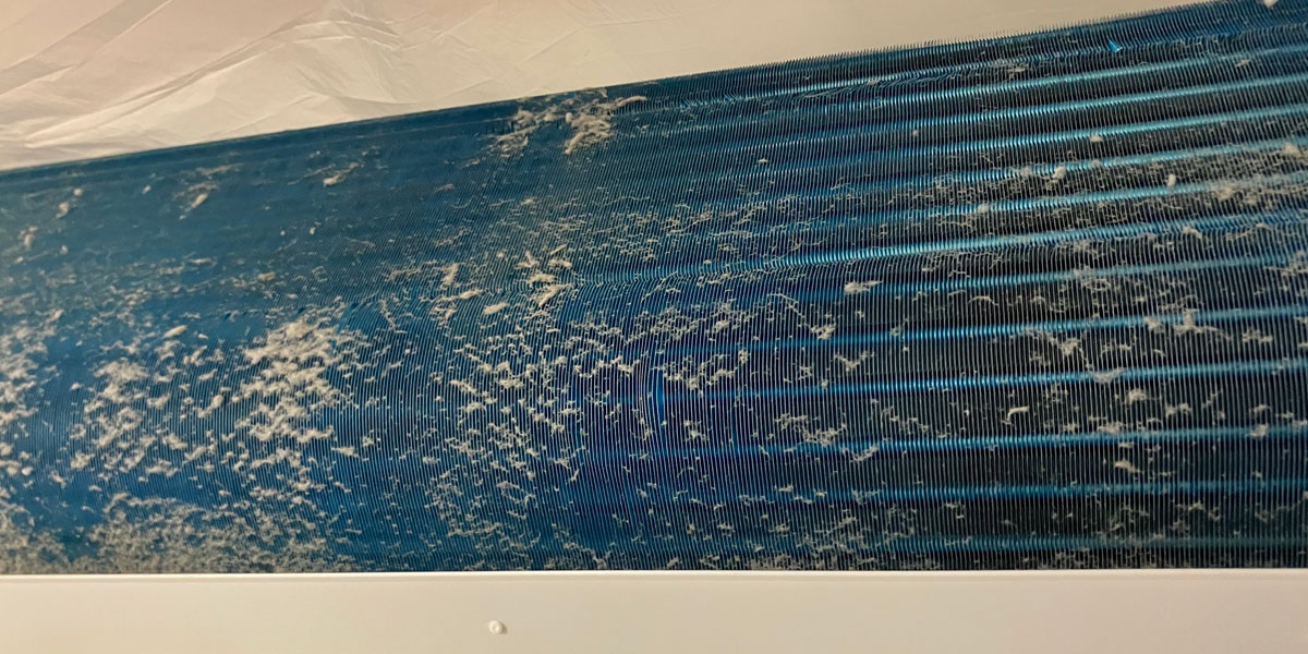 パナソニック製エアコンの青いアルミフィンのホコリ(Before)